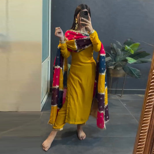 Medallion Yellow Plain Designer Niha Kurti Set